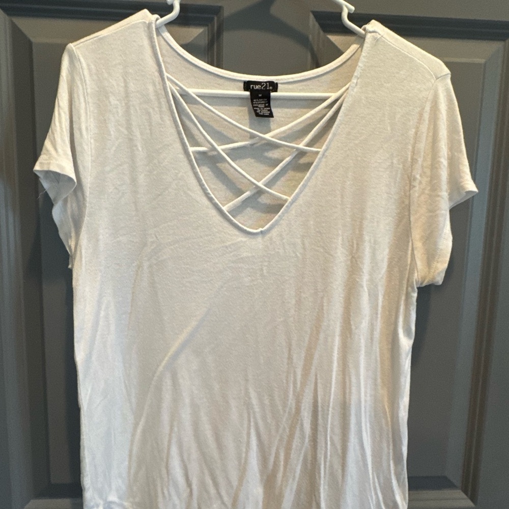 rue21 White Short Sleeve Crisscross V-Neck Tee
